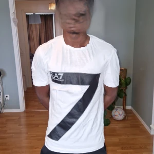 Armani T-shirt  - Armani T-shirt till salu. Knappt använd och i nyskick. Skriv om intresserad.