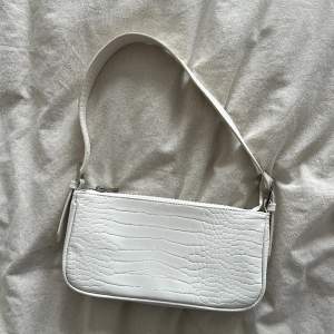 ”Klara bag” från Gina Tricot. I nyskick, endast använd ett fåtal gånger. Krokodilimitation.  Mått: H 30 x B 26 x D 4 cm