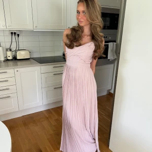 Balklänning  - Jättefin balklänning som är använd 1 gång, säljer då jag inte kommer ha ett tillfälle att använda den igen, den är väldigt bekväm och bra i mått för dig som är runt 165-170 och ska bära klackar till. 