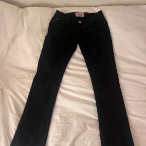 Ett par skit snygga Lågmidjade jeans från only❤️jeansen är raka💗har inga defekter utom att dom är uppsprättad längst ner men de går att sy upp igen om man skulle vilja💗