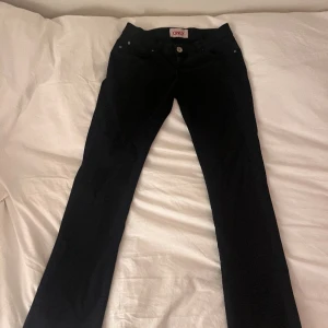 Lågmidjade svarta jeans  - Ett par skit snygga Lågmidjade jeans från only❤️jeansen är raka💗har inga defekter utom att dom är uppsprättad längst ner men de går att sy upp igen om man skulle vilja💗
