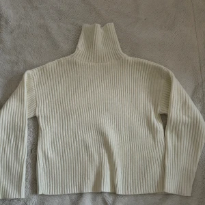 Stickad turtle neck - Stickad lång ärmad turtle neck tröja från Primark. Storlek M men passar S. Myckry tjock o varm