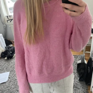 Stickad tröja  - Från Carin Wester. Har ett litet hål vid kragen. Org pris 600kr