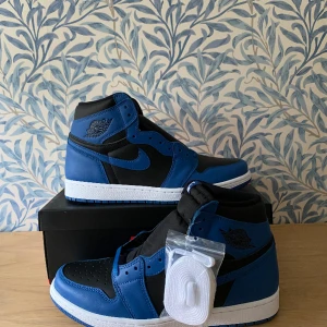 Jordan 1 dark marina blue - Jordan 1 dark marina blue i storlek 43. Sprillans nya! Allt og följer med: tre olika skosnören, box. Säljs för bara lite över utgångspris 