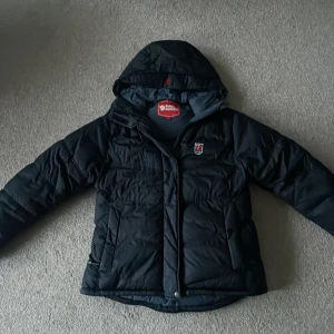 Fjällräven Arctica down Jacket - Säljer min Fjällräven Arctica Down Jacket pågrund av att den har blivit för liten och den har inte kommit till bruk. Den har används ett fåtal gånger och är i toppskick, Nypris 5499 kr.  Pris kan diskuteras.