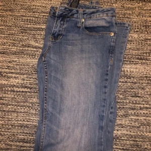 Low waist jeans - Snygga low waist, bootcut jeans i strl 38/M, köpta second hand
