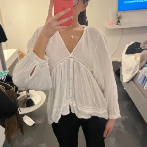 Vit blus - Säljer denna fina vita blusen från zara. Jätte bra skick. Frakt tillkommer! 