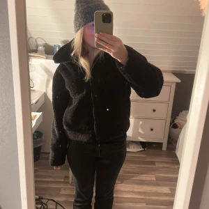 Teddyjacka  - Säljer min as sköna teddyjacka från bikbok. Det är storlek xs men passar mig som i vanliga fall när s/m😍håller värmen och så fin nu till våren. Priset kan diskuteras!!!