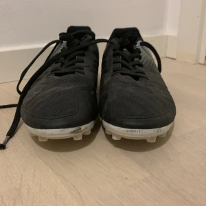 Kipsta fotbollsskor  - Säljer de höra Kipsta fotbollsskorna är ganska använda är lite smutsiga men går att tvättad storlek 38/39 kan tänka mig att gå ner i pris även fri frakt