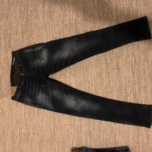 Dondup jeans Size :30 Färg: svart/mörkblå   Riktigt snygga!! 