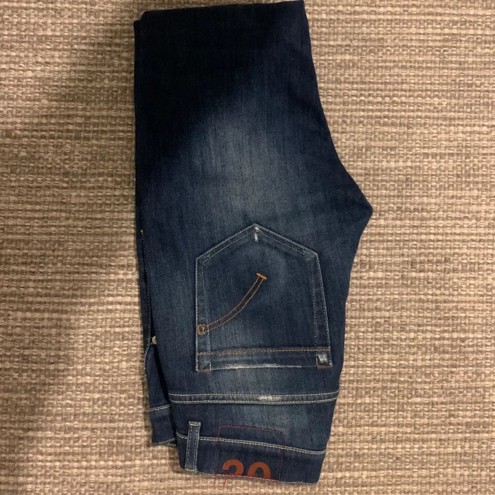 Dondup jeans  Färg: Blå Modell: George  Storlek 29 Slim fit Grishjeans . Jeans & Byxor.