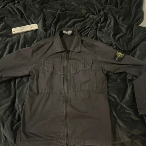Stone island  - Stone island jacka strlk S, köptes på Stone island butiken i Stockholm,  Har inga skador eller defekter men är använd, påse tillkommer. Hör gärna av dig vid frågor eller funderingar. 