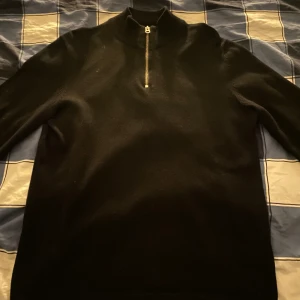 Stickad only & sons halvzip - Säljer denna halvzip då den inte passar mig längre. Hoodien är i bra skick.