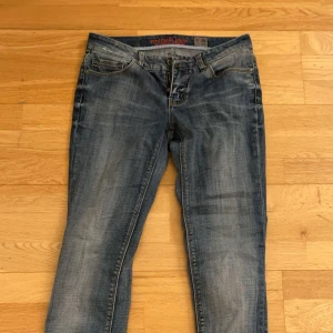 Jeans  - Superfina jeans som tyvärr har blivit lite för korta för mig. Mycket bra skick inga hål eller fläckar💗