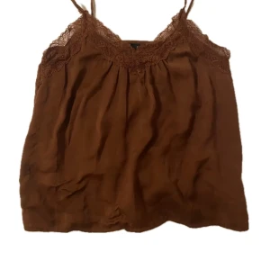 spetslinne - topp i silkesmaterial med spetskant 🖤 jättefint skick!