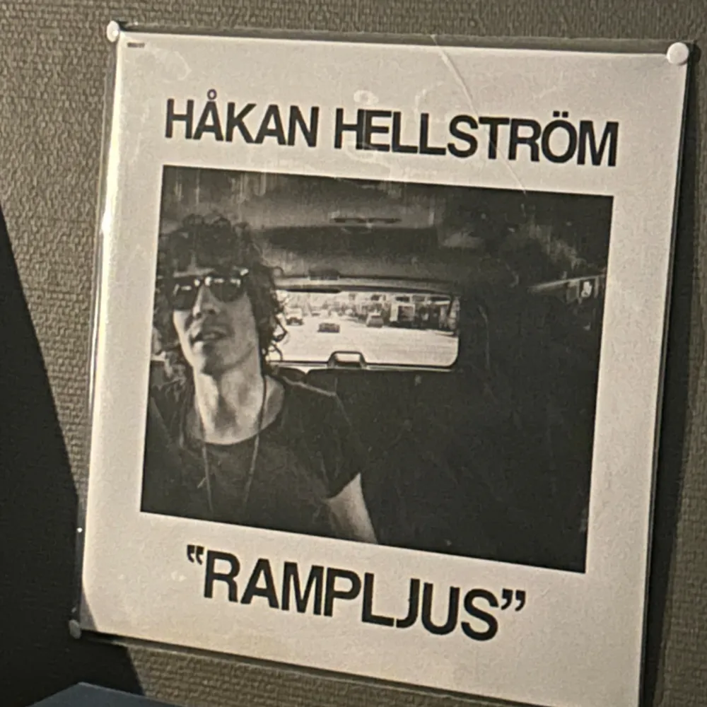 Säljer min Håkan Hellström vinylskiva: ”Rampljus” då jag inte längre är speciellt intresserad av den. Den är ospelad och är som ny 🫶. Övrigt.