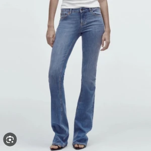 Zara jeans lowwaist - Jeans ifrån zara som är helt slutsålda. Lowwaist och bootcut, strl 38. Skickar egna bilder vid intresse. Endast använda en gång. 