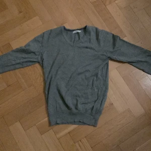 J lindeberg tröja - Säljer en fet j lindebergtröja som inte längre kommer till användning. Priset är diskuterbart, ställ gärna frågor. Skick 7/10. Passar perfekt till skjortorna jag precis lade ut.