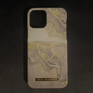 Ideal of Sweden skal - Säljer detta superfina skal i bra skick och kvalitet från ideal of Sweden då det inte används längre💕 passar både iPhone 12 och 12 pro 
