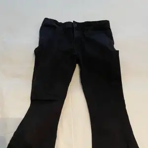 Säljer dessa lågmidjade svarta boot cut jeansen från Lindex. Sitter jätte snyggt men lite små i storleken😊