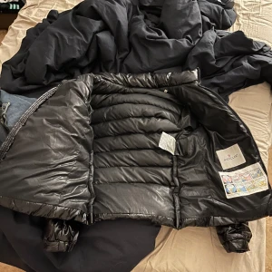 Moncler jacka - Säljer min syrras Moncler jacka då hon inte längre vill ha den, funkar både på vintern och våren. Saknar luva Kan gå ner i pris vid snabb affär 