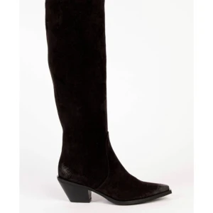 Svarta boots - Säljer dessa supersnygga bootsen ifrån Bukela men en liten klack. Säljer då de inte kommit till användning. Dem är helt oanvända och kostade över 2000 kr att köpa nya. Dem är i storlek 38 men skulle säga att de även passar en storlek 39