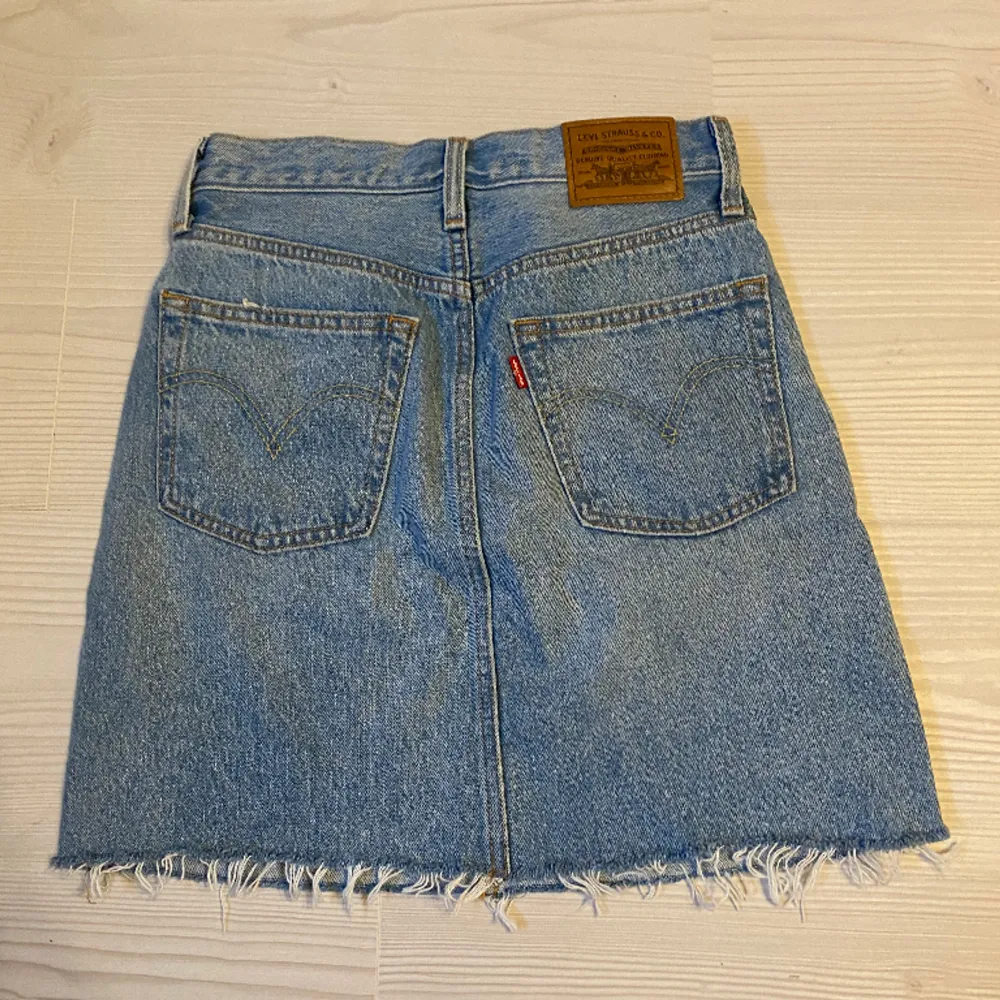 Jeanskjol från Levis i W24, för liten för mig och i fint skick🫶🏼. Kjolar.