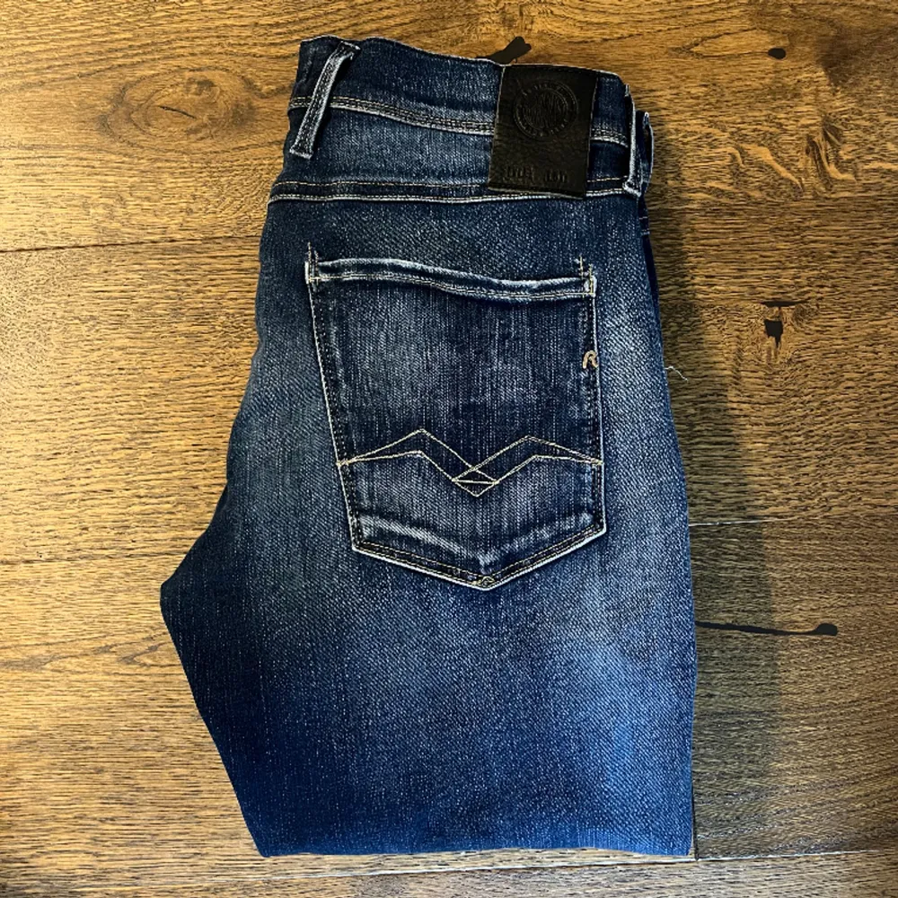 Säljer dessa mörkblåa slim jeans från Replay. Skicket på jeansen är 8/10. Storleken på dem är 31/32. Skriv om du har några frågor. Pris kan diskuteras vid snabb affär.. Jeans & Byxor.