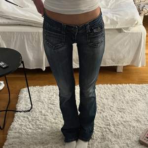 Jättesnygga lågmidjade jeans som tyvärr är lite tajta, innerbenslängden: 84 Midjemått: 67