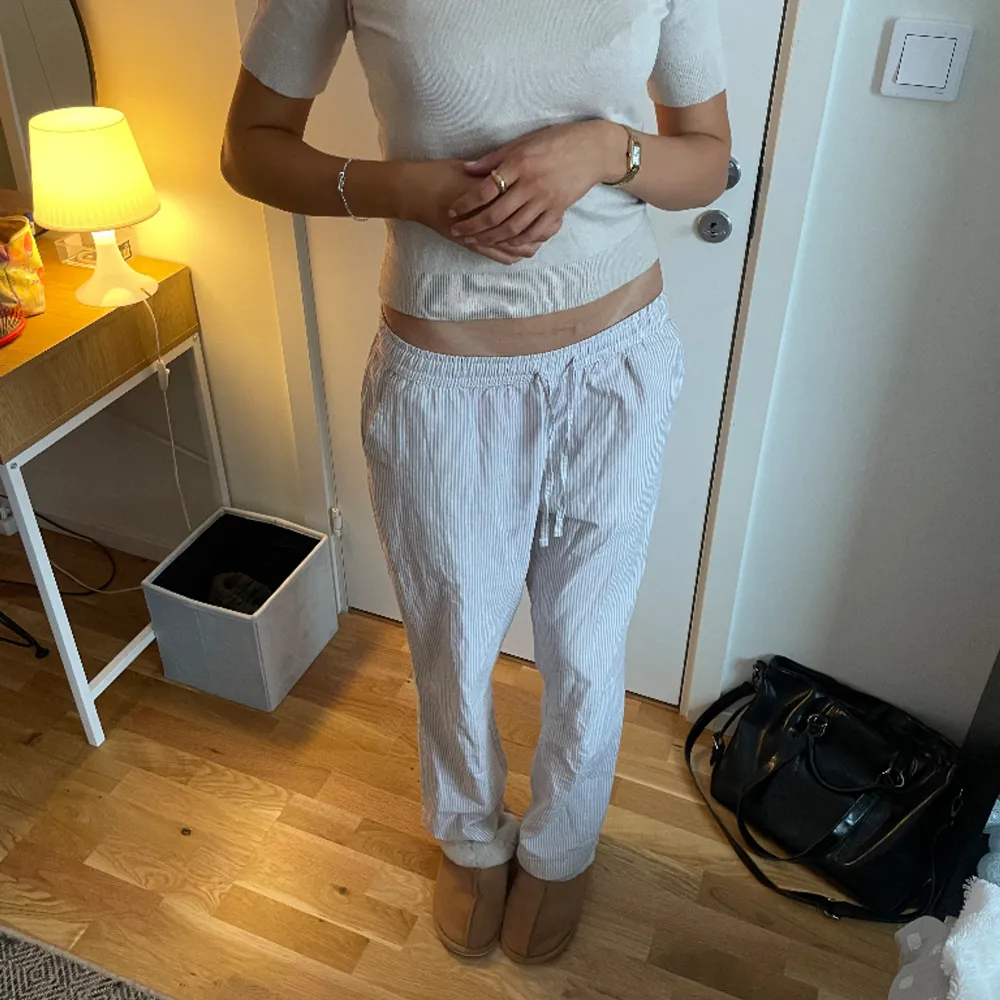 Supersköna pyjamasbyxor från lager157. Köpenhamn-inspirerade och passar att ha ute som inne 💗säljer pga inte använt, inget slitage. Passar mig som är 173 cm lång!!. Jeans & Byxor.