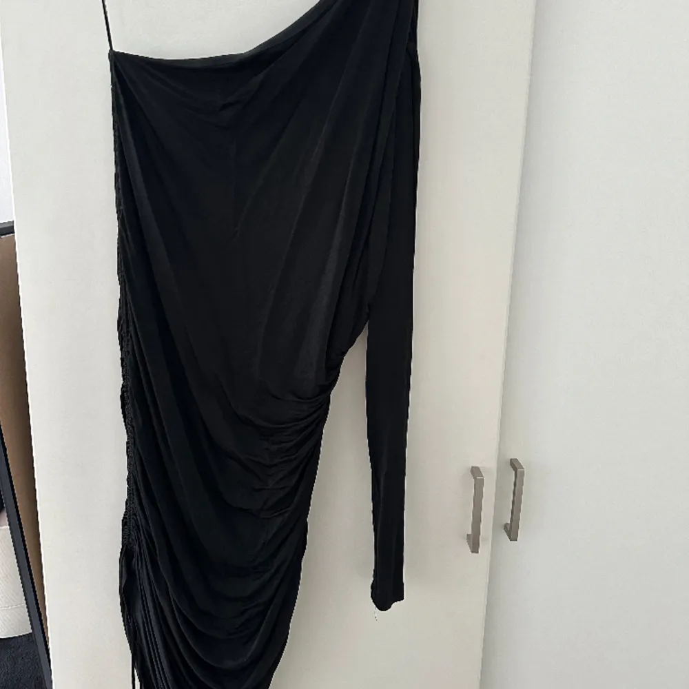 En svart jättefin festklänning med rynkade detaljer och en långärmad arm. Zara Storlek: XL  Stretchigt material. Använd vid ett tillfälle!. Klänningar.