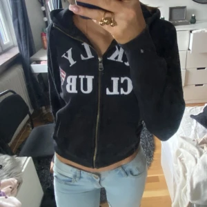 Svart zip hoodie med text - Jättefin och cool zip tröja från Berkeley. Den är i nyskick. Skriv för frågor eller tydlig bild på texten!