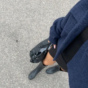 Kappa - Säljer min fina kappa från leger, den är i bra skick och passar perfekt nu till våren Den är i storleken S men passar mig som har xs i vanliga fall