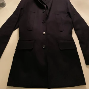 J.Lindeberg rock - Säljer min J.Lindeberg rock!  10/10 skick, knappt använd  Nypris 2300kr  Storlek S, passar dig som är mellan 175-185 cm!