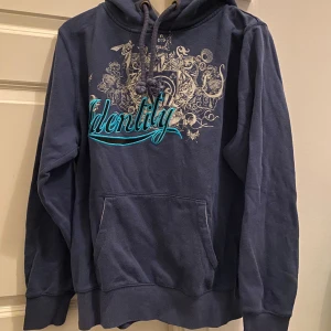 Huddie - En blå huddie som jag fått i present i storlek M  Dm för mer information ❤️