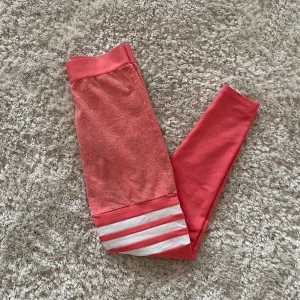 bombshell leggings   - Säljer träningsbyxor från märket bombshell.  Rosa/peachy limiterad färg som inte finns att köpa längre.  jätte sköna och fina men kommer inte till användning längre. Fint skick! Storlek xs/s  