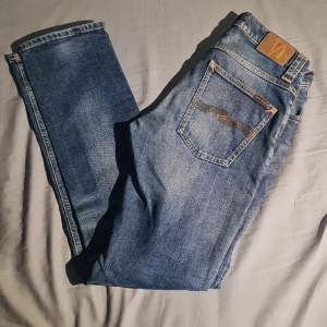 Säljer dessa Nudie jeans i den eftertraktade modellen Grim Tim. Färgen är lite mörkare i verkligheten. Storlek 32/34 Väldigt bra skick Nypris 1600, mitt pris 599. 