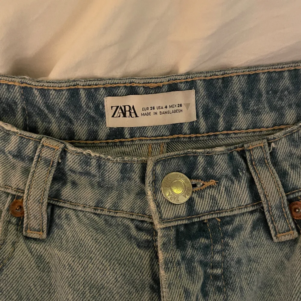 Säljer dessa ljusblåa midwaist straight leg jeans ifrån Zara då dom ej kommer till användning längre. Nypris 350 kr. Bara att höra av sig för fler bilder💞. Jeans & Byxor.