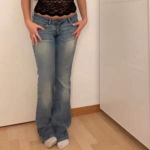 För snygga jeans men alldeles för små för mig. Passar med allt! 💓 Midjemått:74cm Innerbenslängd:84cm