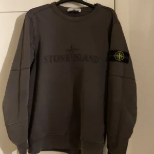 Stone Island crewneck - Stone Island crewneck. Den är väldigt solblekt. Storlek S/M. Den är Äkta och qr koden funkar att scanna osv.