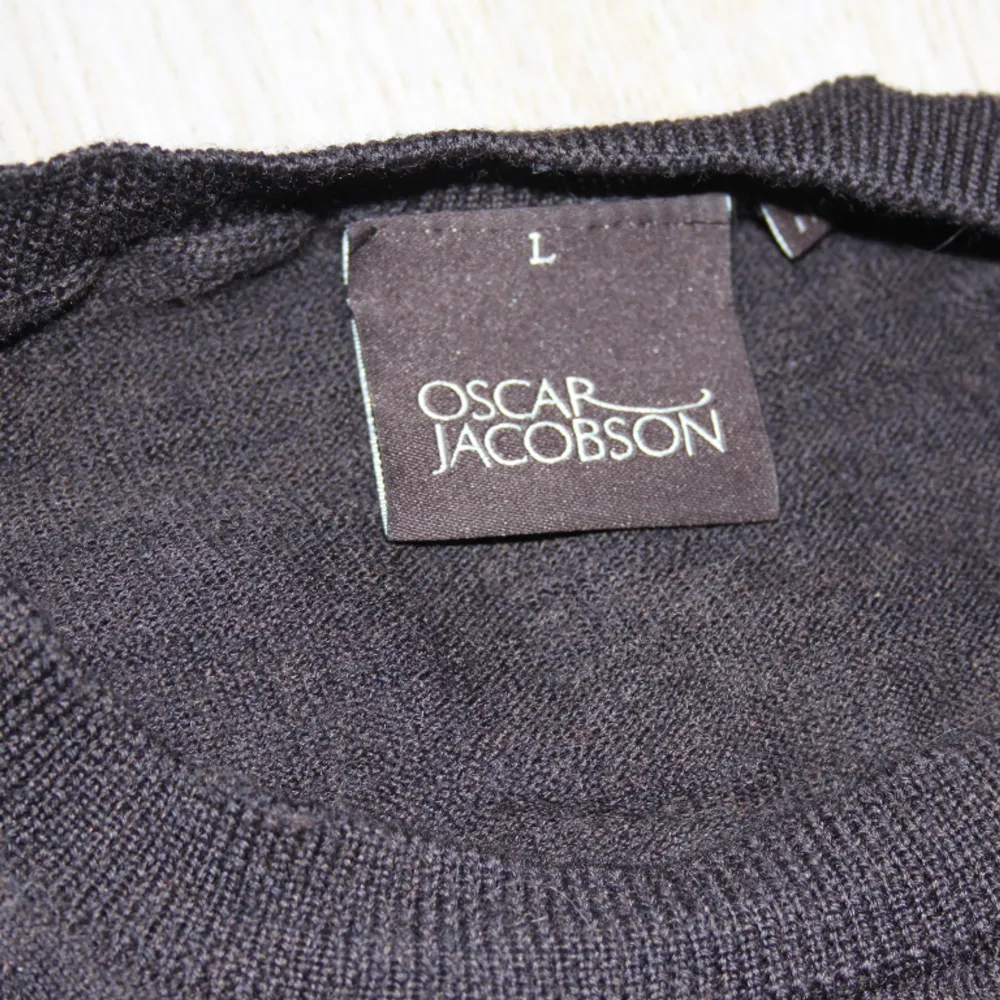 Säljer denna FETA tröja från Oscar Jacobsson, då den tyvärr har tvättats i för hög grad. Den är i storleken L men sitter mer som S. Färgen är en väldigt mörk brun (nästan svart). Tröjor & Koftor.