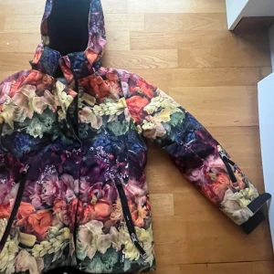 Molo skidjacka 146 - Molos skidjacka ”pearson”, vattentät, tejpade sömmar, snölås och är onamnad. Använd av ett barn, en säsong. Mkt fint skick. Nypris 1800kr