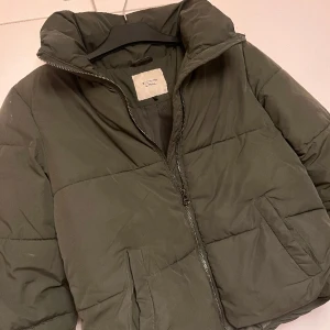 Snygg jacka stl S i mossgrönt - Fint skick, bra passform och inga utmärkande fläckar eller skador på jackan. Normal i storleken. 