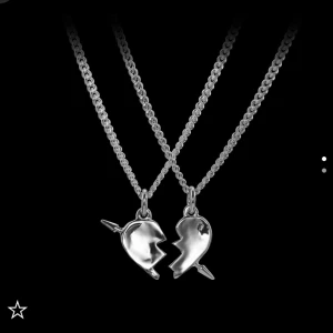 Maria Nilsdotter halsband  - Maria Nilsdotter halsband you and me necklace. Helt oanvänt, box medföljer. Det är den övre delen av halsbandet, alltså den med pilen upptill 🤍🤍