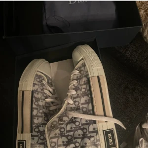 Dior Converse  - Intressekoll! Dessa godingar har inte fått så mycket användning som jag önskat, vill därför göra en intressekoll. Sparsamt använda, köpta på Plick, kvitto finns. Har rustat upp dom lite sen jag köpte dom. Snabb affär = bättre pris!! 