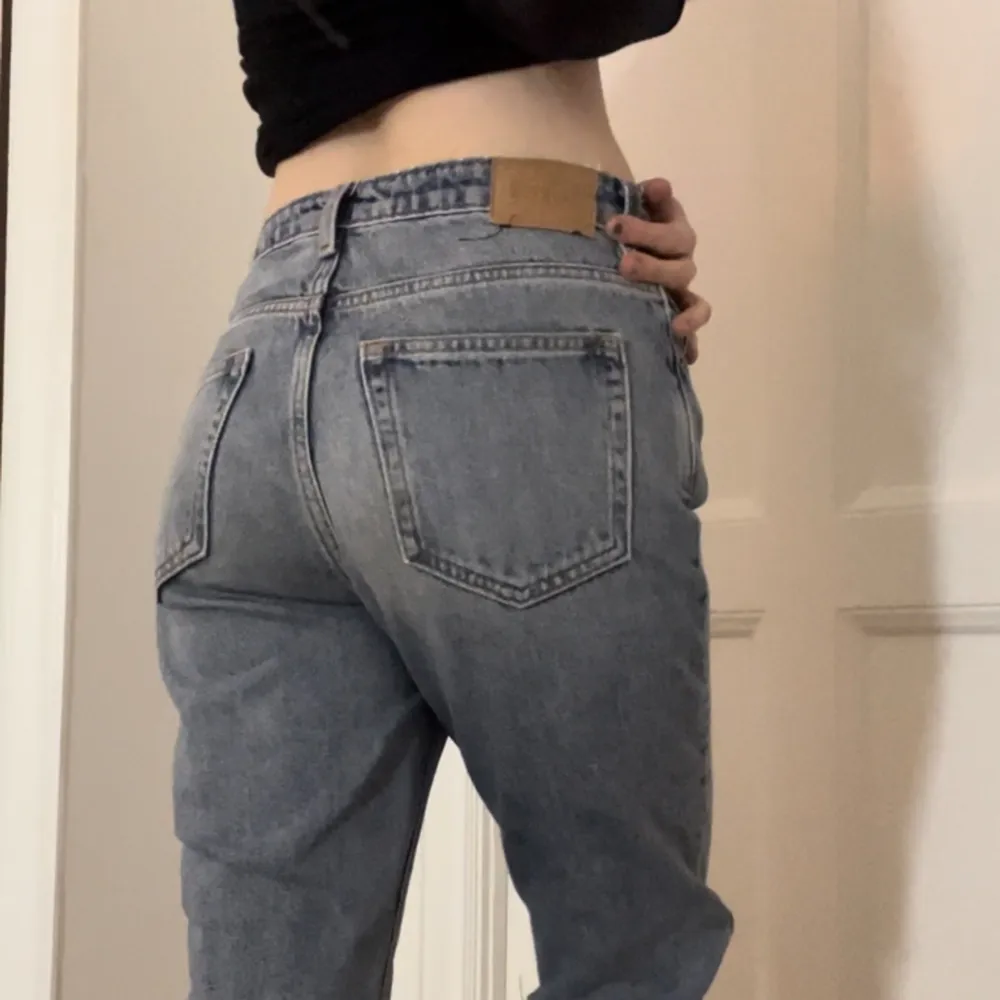 Gråblåa jeans från weekday med slit!💕. Jeans & Byxor.