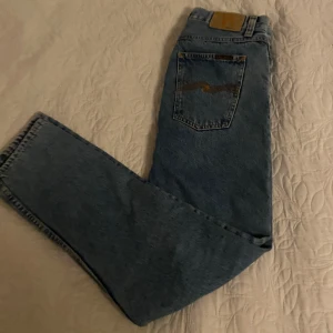 Nudie jeans grim Tim  - Tjo säljer dessa skjukt snygga Nudie jeansen. Dom är i ny kvalite eftersom dom köptes och inte kunde lämnas tillbaks. Priset ej hugget i sten😁 Skriv om du har minsta lilla fundering🙌