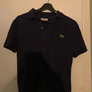 Lacoste piké  - Tröjan e i bra skick och i storlek S, kom privat för mer frågor, PRIS KAN DISKUTERAS 
