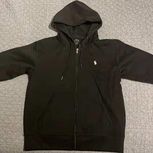 Svart polo zip hoodie - För stor för mig. Använd 2 gånger. Pris kan diskuteras vid snabb affär!