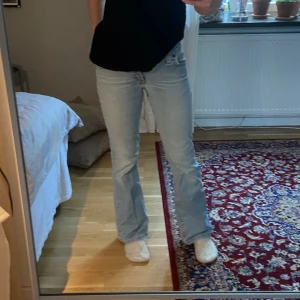 Lee jeans - Snygga lågmidjade Lee jeans köpta vintage i Berlin💘💘 Som nya! Passar mig som är 160!